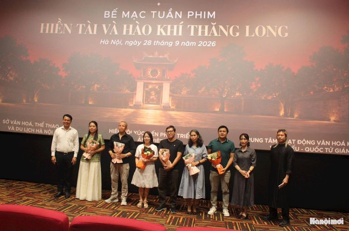 Ban Tổ chức tặng hoa chúc mừng các nghệ sĩ, đơn vị tham dự Tuần phim. Ảnh: Mộc Miên