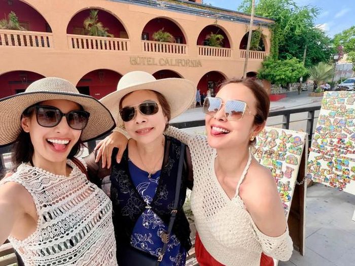 Jennifer Phạm và em gái thừa hưởng nhan sắc của mẹ.