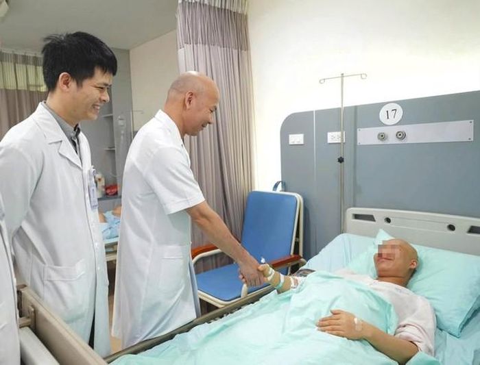 Các bác sĩ thăm khám cho sản phụ sau phẫu thuật. Ảnh: BVCC. 