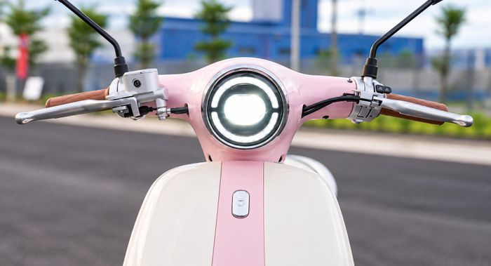 Chiều cao yên ở mức 760 mm, trong khi trọng lượng xe được công bố là 86 kg.