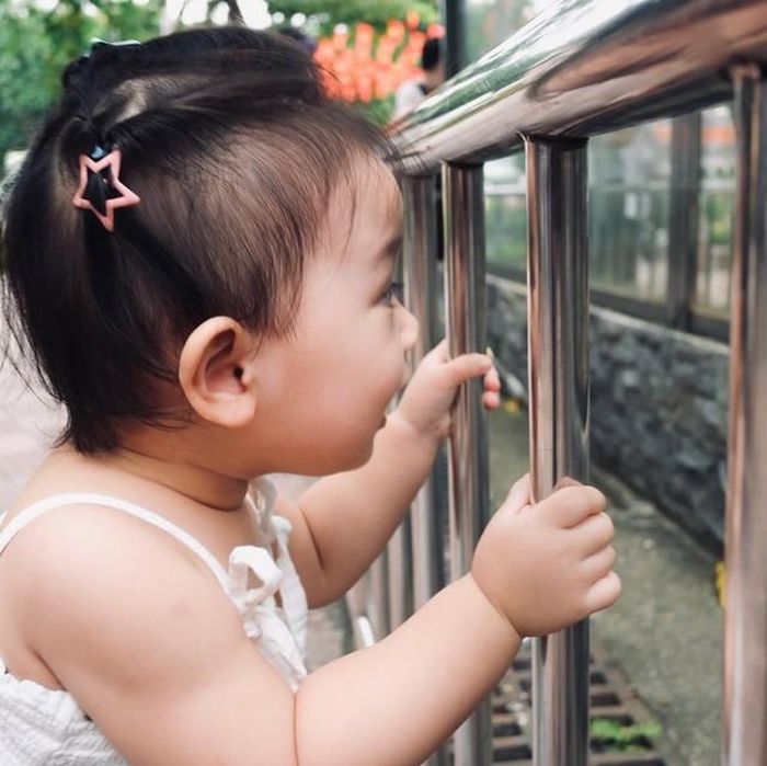 Việc làm mẹ cũng khiến Quỳnh Chi có thêm những thay đổi trong nhịp sống. Sau sinh, cô nhanh chóng trở lại với công việc và từng được ghi nhận giảm 10 kg sau khoảng một tháng sinh con.
