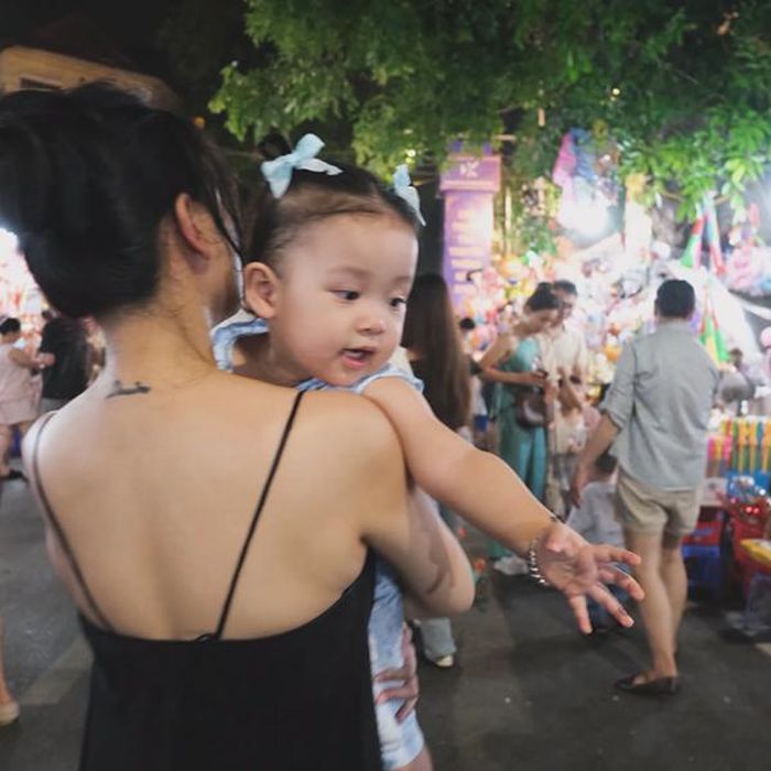 Về MC Quỳnh Chi, sau khi trở thành mẹ, cô có thêm một vai trò mới bên cạnh công việc MC và kinh doanh. Những hình ảnh đầu tiên của Mật Mật được nữ MC chia sẻ khá giản dị, chủ yếu ghi lại những khoảnh khắc đời thường của gia đình.