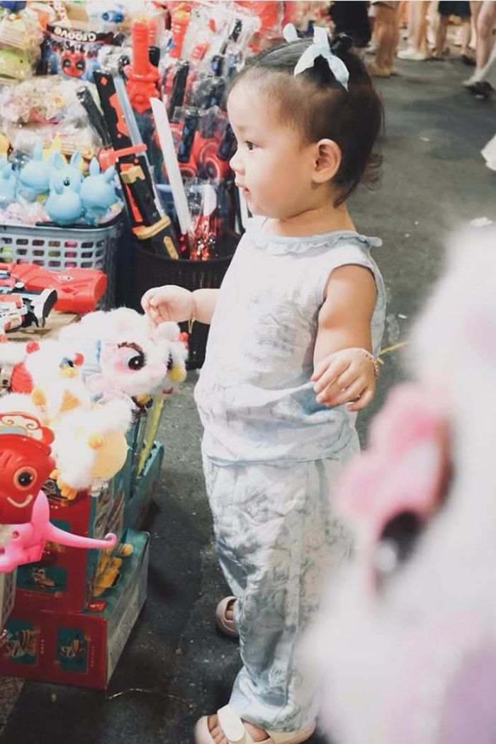 Mật Mật là "trái ngọt" tình yêu của MC Quỳnh Chi và chồng. Một năm sau hôn lễ, Mật Mật ra đời trong tình yêu thương của đại gia đình.