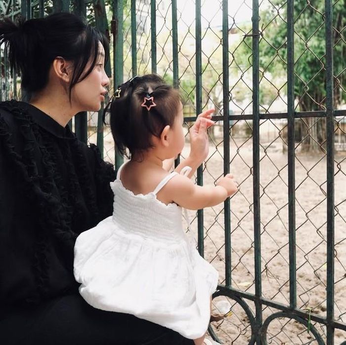 Dù khá kín tiếng về đời tư, Quỳnh Chi vẫn thỉnh thoảng chia sẻ hình ảnh con gái, giúp khán giả phần nào hình dung cuộc sống của cô sau khi có thêm thành viên nhỏ.