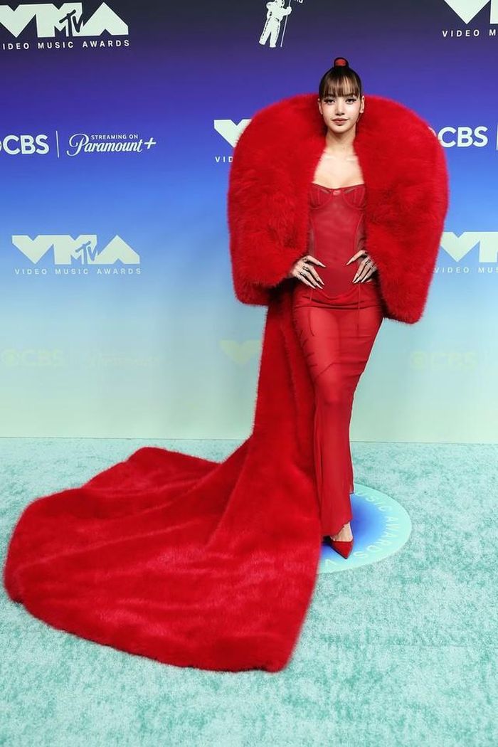 Lisa trên thảm xanh Lễ trao giải MTV Video Music Awards (VMAs) lần thứ 43. Ảnh: Tiền phong/Getty Images.