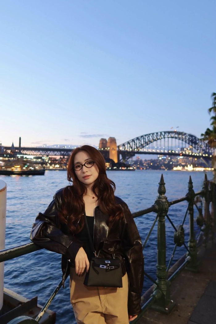 Bên dưới bài đăng, nhiều khán giả dành lời khen cho diện mạo tuổi 32 của Hòa Minzy. Một số ý kiến nhận xét nữ ca sĩ ngày càng trẻ trung, xinh đẹp và có phong cách thời trang ấn tượng.