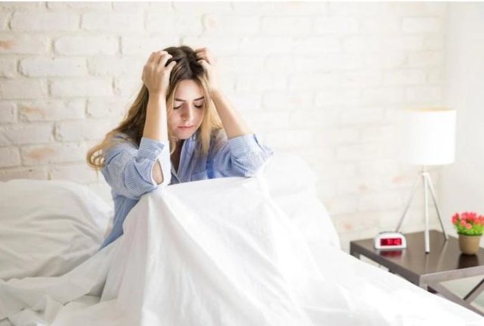 Cơ thể xuất hiện căng thẳng, bồn chồn, khó ngủ khi chịu tổn thương (Ảnh minh họa)
