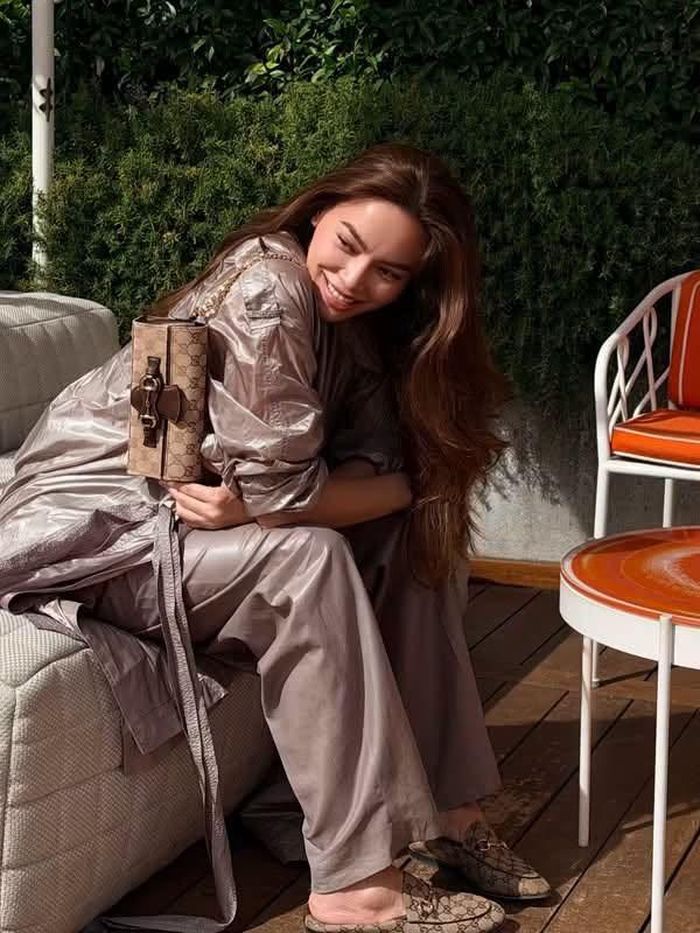 Trong vai trò "Bạn thân thương hiệu" của Gucci, Hồ Ngọc Hà ưu tiên diện các thiết kế của nhà mốt danh tiếng, giúp cô nâng tầm đẳng cấp của một ngôi sao quốc tế. 