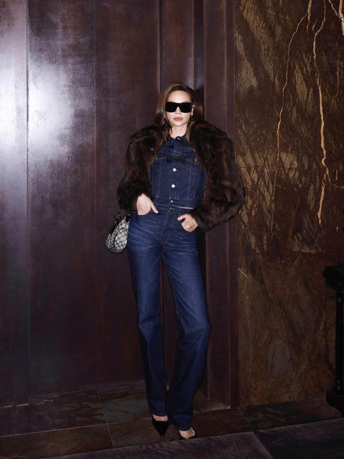Ở một sự kiện khác, Hồ Ngọc Hà diện mẫu thiết kế look số 12 thuộc BST Gucci Core. Nữ ca sĩ phối cùng áo khoác lông dáng ngắn màu nâu, giúp tổng thể thêm đẳng cấp. 