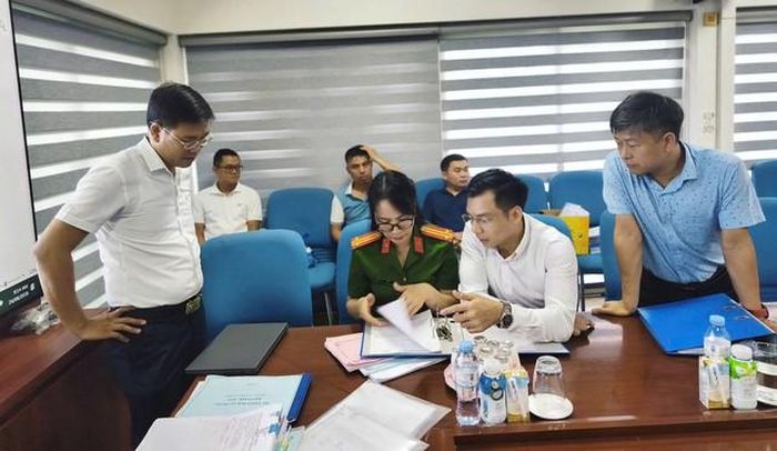 Thành viên tổ công tác liên ngành kiểm tra, hướng dẫn hồ sơ pháp lý, quy trình nhập, xuất, sử dụng tại một công ty trên địa bàn. Ảnh:C.A.