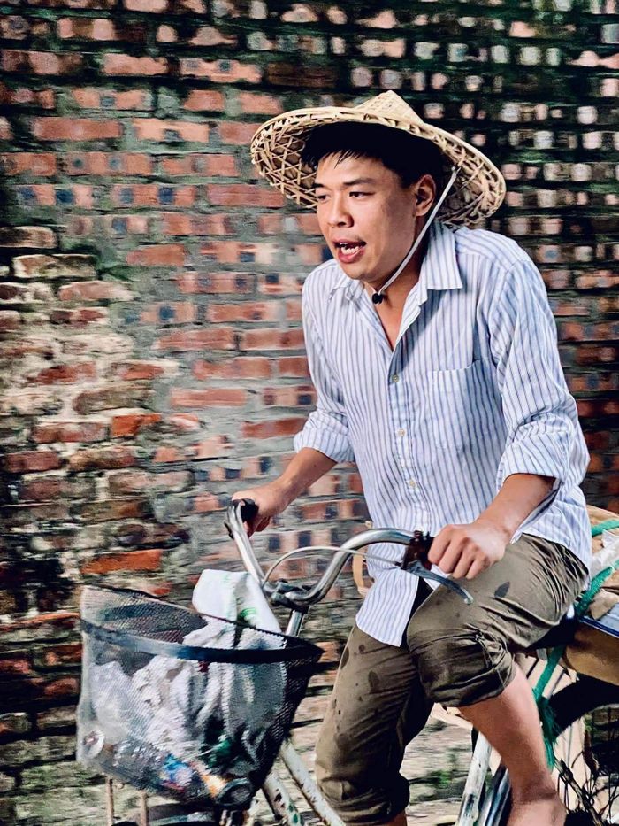 Diễn viên Trung Ruồi chia sẻ hình ảnh hài hước cùng dòng trạng thái: "Vợ mới sắm cho chiếc xe để đi kiếm cơm các bác ạ".