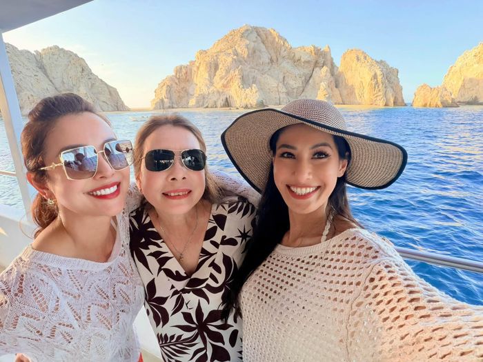 Jennifer Phạm cùng em gái Jacqueline và mẹ sang Mexico tận hưởng nắng vàng, biển xanh tại Los Cabos trong vòng một tuần.