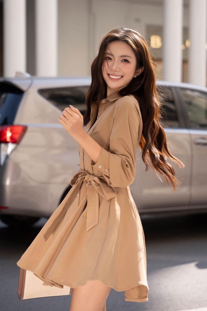 Diễn viên Nguyễn Ngọc Huyền gây chú ý với hình ảnh xinh tươi ngọt ngào trong nắng thu rực rỡ.