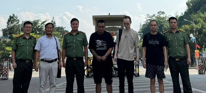 Công an tỉnh Phú Thọ bàn giao các đối tượng truy nã cho Công an Trung Quốc. Ảnh: CACC