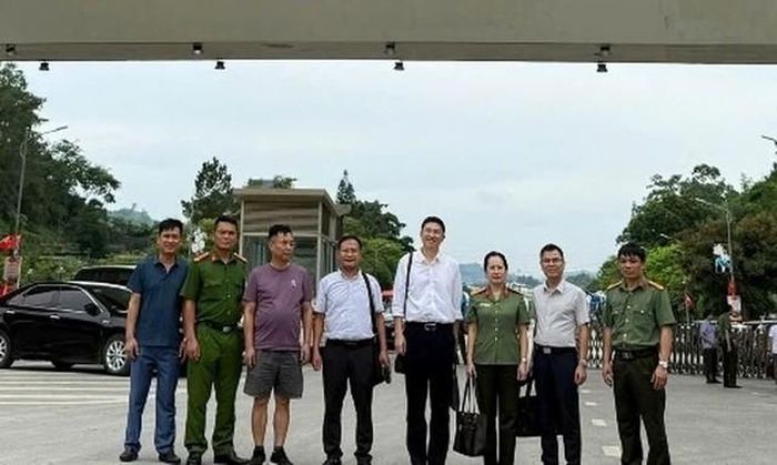 Công an tỉnh Phú Thọ phối hợp bàn giao đối tượng Weng RongShu (áo tím) cho Công an Trung Quốc. Ảnh: CACC