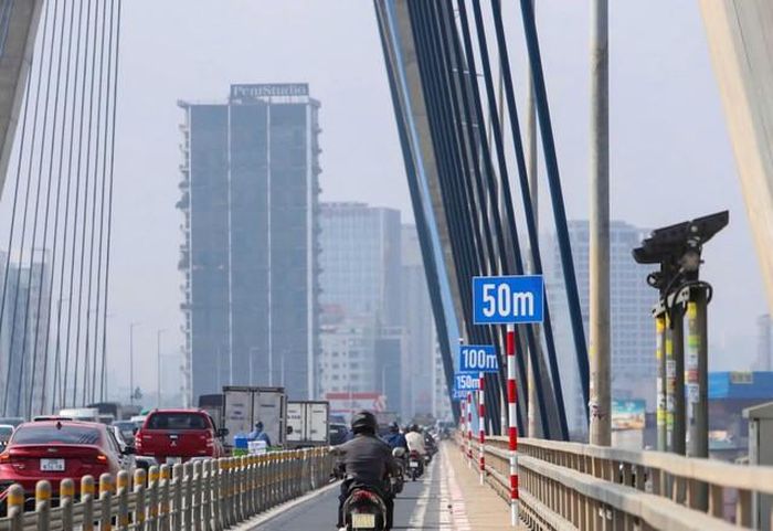 Hệ thống biển chỉ dẫn trước đó được lắp đặt trên cầu Nhật Tân.