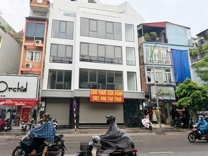 Nhiều cửa hàng, văn phòng trước đây nằm trong khu vực kinh doanh sầm uất thì nay lại treo biển cho thuê hoặc sang nhượng.