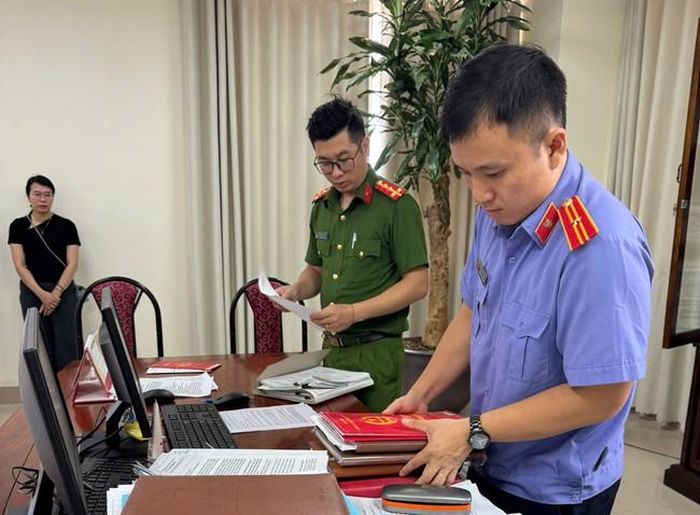 Lực lượng chức năng khám xét nơi ở đối tượng Lộc Thị Hồng - (ảnh Công an Lạng Sơn).