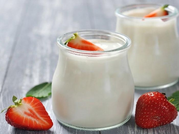Sữa chua chứa nhiều lợi khuẩn (probiotics) giúp cân bằng hệ vi sinh đường ruột và hỗ trợ tiêu hóa khỏe mạnh.