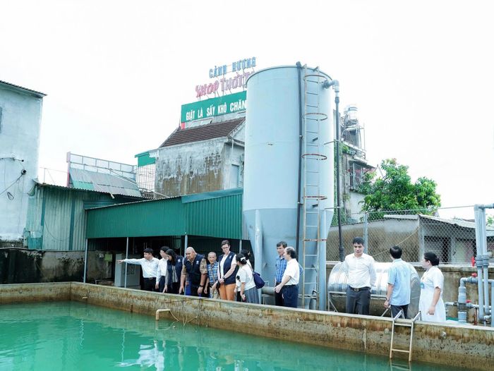 Đoàn chuyên gia WHO khảo sát tại Bệnh viện đa khoa Yên Thành. Ảnh: Bệnh viện