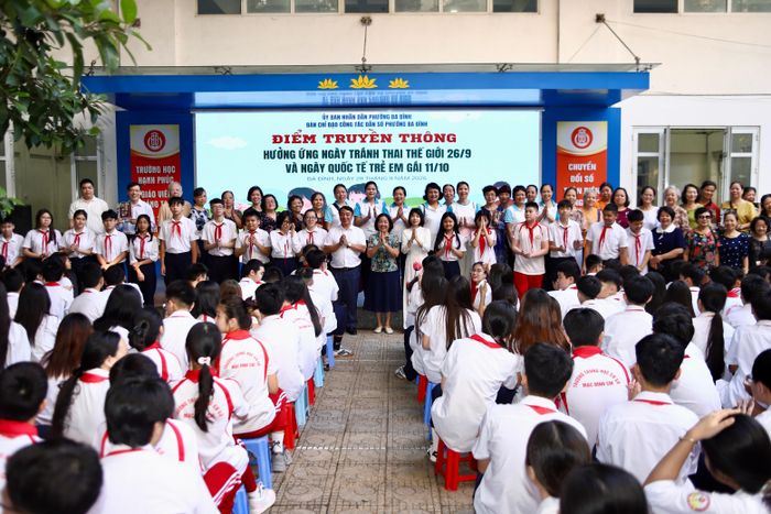 Điểm truyền thông hưởng ứng Ngày Tránh thai Thế giới 26/9 và Ngày Quốc tế Trẻ em gái 11/10 giúp học sinh THCS có thêm kiến thức về sức khỏe sinh sản, kỹ năng tự bảo vệ và nhận thức về bình đẳng giới, phòng ngừa tảo hôn. Qua đó, học sinh biết tìm kiếm thông tin, sự tư vấn phù hợp khi cần thiết. (Ảnh Thành Long)