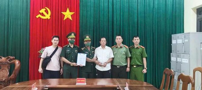 Lực lượng chức năng lập biên bản bắt giữ và an toàn di lý bị can Nguyễn Thế Phụng. Ảnh: Công an tỉnh Quảng Ngãi