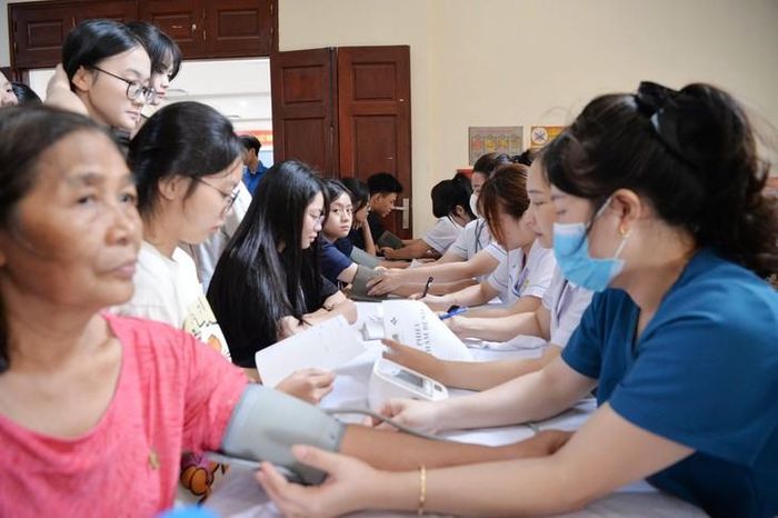 Đo huyết áp, khám sức khỏe miễn phí cho người dân tại Hà Nội. Ảnh: Tuấn Anh