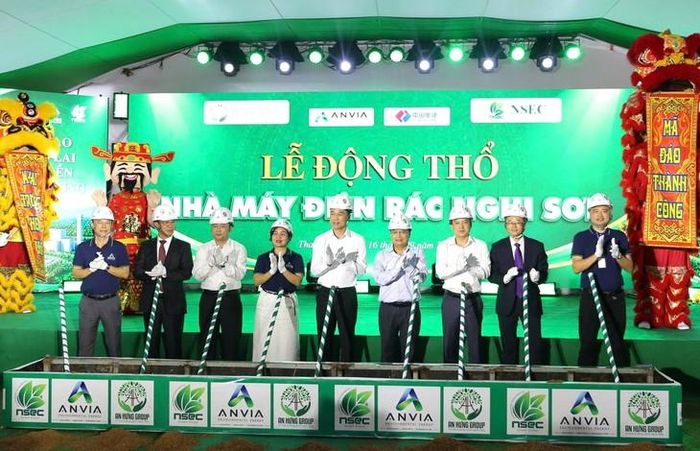 Chủ tịch UBND tỉnh Thanh Hoá Tô Anh Dũng cùng các đại biểu thực hiện nghi thức khởi công dự án. Ảnh: Xuân Nghĩa.