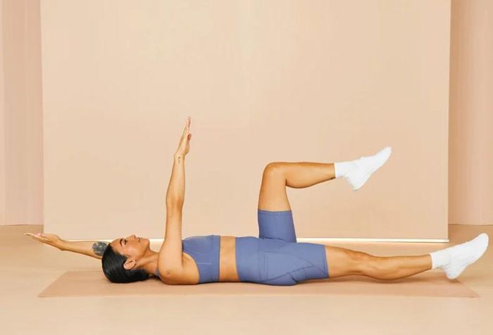 Cách thực hiện bài tập con bọ chết cho người trên 50 tuổi tăng cường cơ bắp. Ảnh popsugar.com