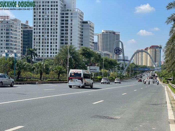 Theo phương án thí điểm, làn ô tô sát dải phân cách được giảm tốc độ tối đa từ 90 xuống 80 km/h; hai làn ô tô còn lại giữ mức 80 km/h. Làn dành cho xe máy và xe đạp có tốc độ tối đa 40 km/h. Phương án được áp dụng trong 6 tháng, từ 27/9/2026 đến 27/3/2027. Ảnh: Phúc Đức