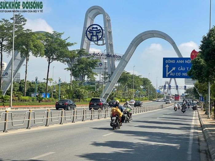 Trước đó, các biển mốc khoảng cách 0 m, 50 m, 100 m, 150 m và 200 m được lắp đặt trên cầu, kèm vạch sơn tương ứng trên mặt đường. Hệ thống này nhằm giúp người điều khiển phương tiện có thêm căn cứ trực quan để ước lượng khoảng cách với xe phía trước. Tuy nhiên, sau thời gian ngắn triển khai, các biển khoảng cách được tạm tháo dỡ. Việc này diễn ra cùng thời điểm Hà Nội bắt đầu phương án tổ chức giao thông mới trên cầu Nhật Tân. Ảnh: Phúc Đức