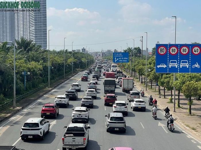 Tại khu vực dẫn lên cầu, nhiều ô tô nối thành hàng dài trên các làn đường. Các phương tiện di chuyển chậm, khoảng cách giữa các xe được thu hẹp do mật độ giao thông tăng cao. Ảnh: Phúc Đức