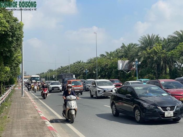Đáng chú ý, tình trạng ùn ứ được ghi nhận sau khi hệ thống biển chỉ dẫn khoảng cách giữa các phương tiện trên cầu Nhật Tân được tháo dỡ vào chiều 27/9. Ảnh: Phúc Đức