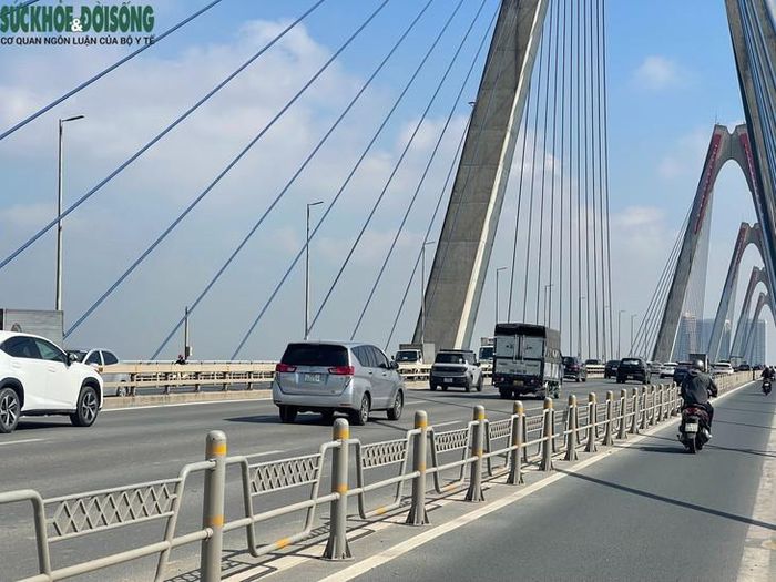 Trong khi đó, đoạn giữa cầu Nhật Tân cả 2 chiều và khu vực lối vào cầu theo hướng đi Đông Anh ghi nhận giao thông thông thoáng. Các phương tiện có thể di chuyển thuận lợi, không xảy ra tình trạng ùn tắc. Ảnh: Phúc Đức