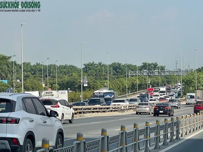 Sáng 28/9, ghi nhận của phóng viên Báo Sức khoẻ và Đời sống, tại cầu Nhật Tân (Hà Nội), lượng phương tiện đổ về khu vực cầu theo hướng từ Đông Anh vào nội đô tăng cao. Ảnh: Phúc Đức