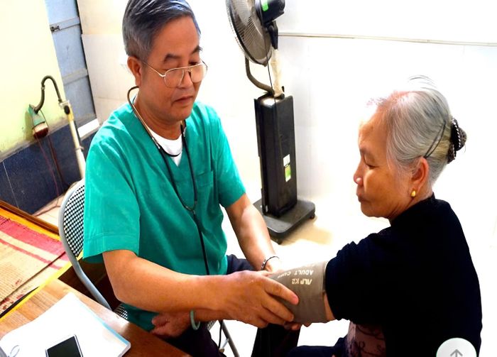 Bác sĩ Cao Xuân Vĩnh đang thăm khám và tư vấn sức khỏe cho bà con (Nguồn: Ảnh tư liệu báo y tế Nghệ An 2025)
