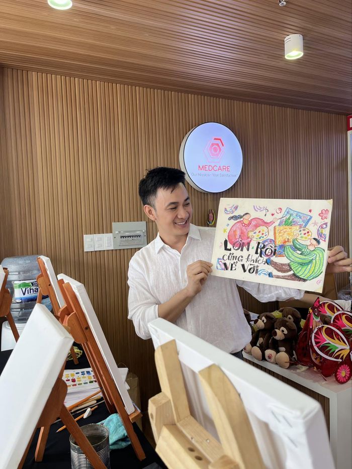 Người bác sĩ không chỉ là người điều trị mà còn có thể trở thành người "kiến tạo hy vọng". Ảnh nhân vật cung cấp