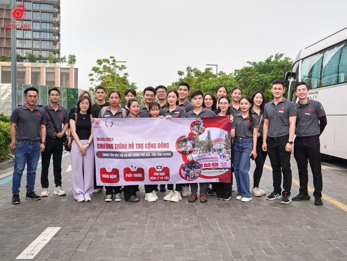 Bác sĩ Nguyễn Ngọc Khôi trong các hoạt động thiện nguyện. Ảnh nhân vật cung cấp.