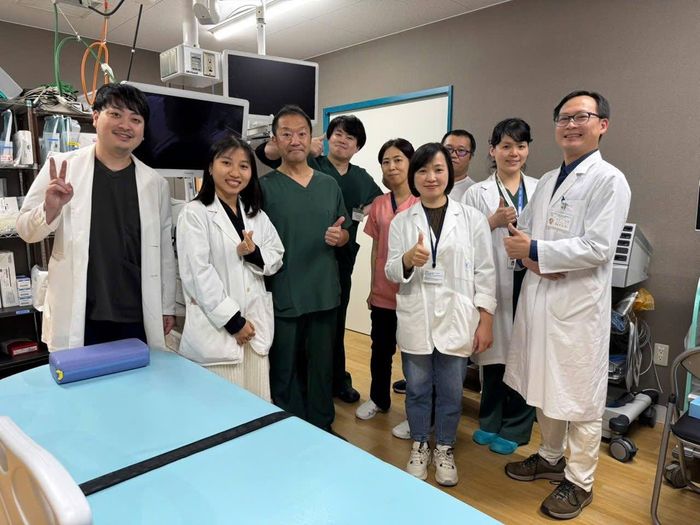 Bác sĩ Quý (bìa phải) cùng với các đồng nghiệp tại bệnh viện. Ảnh: Nhân vật cung cấp.