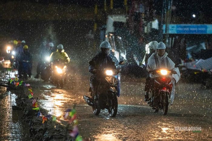 Công nhân rời công trường dưới mưa khi trời đã tối.. Ảnh: Hoàng Hà.