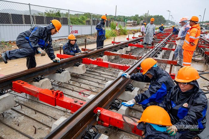 Tuyến đường sắt nhẹ LRT dài khoảng 17 km đang được lắp đặt ray. Ảnh: Hoàng Hà.