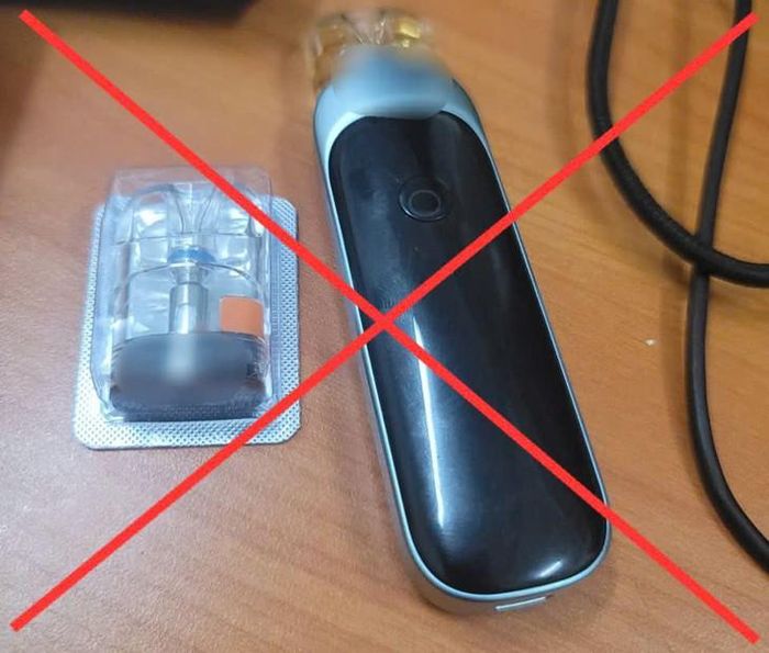 Theo các chuyên gia về y tế, dung dịch trong thuốc lá điện tử không chỉ chứa nicotine mà còn bao gồm nhiều chất phụ gia, hương liệu và dung môi. Khi được làm nóng, các thành phần này có thể tạo ra các hợp chất độc hại, gây tổn thương nhiều cơ quan - (ảnh NT).