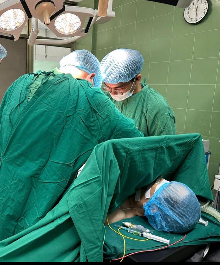 BS Nguyễn Quang Châu Phú được các đồng nghiệp phẫu thuật ngày 31/03/2026.