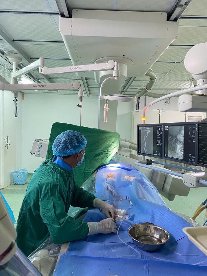 BS Nguyễn Quang Châu Phú thực hiện kỹ thuật thả Coils nút túi phình mạch máu não cho bệnh nhân Tống Thị H., 73 tuổi (24/10/2025).