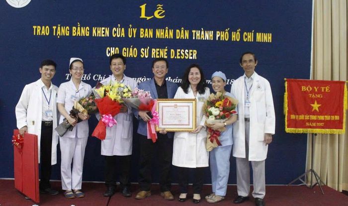 Giáo sư René D. Esser được các học trò, đồng nghiệp Việt Nam chúc mừng khi nhận bằng khen của UBND TP.HCM (ảnh do nhân vật cung cấp)