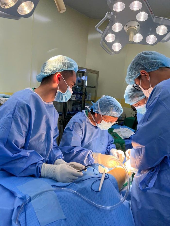 Bác sĩ René D. Esser hướng dẫn thực tế một ca phẫu thuật với các bác sĩ Việt Nam. (Ảnh: Minh Diệu)