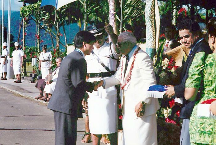 Vua Samoa Malietoa Sanumafili II trao Huân chương cho bác sĩ René D. Esser. (Ảnh do nhân vật cung cấp)