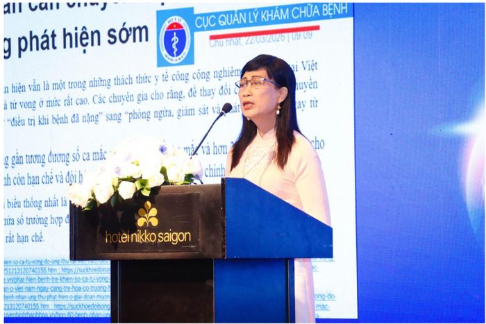 PGS.TS.BS. Phạm Thị Thu Thủy - Phó Chủ tịch Hội Gan mật Việt Nam và Phó Chủ tịch Hội Gan mật TP.HCM tham luận tại hội thảo. Ảnh: Quỳnh Khanh