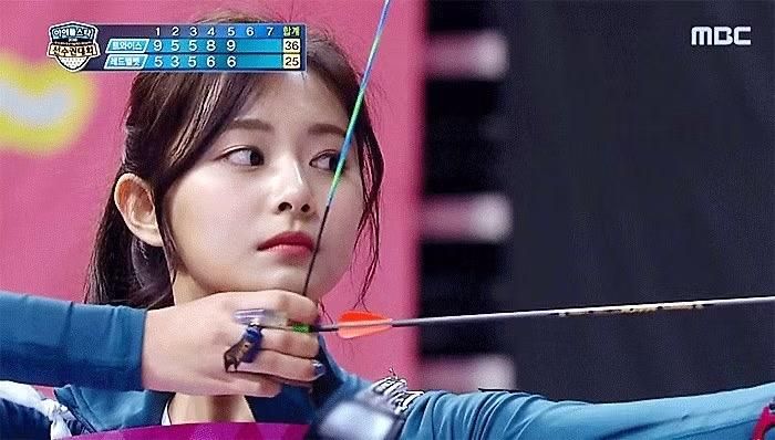 Khoảnh khắc "nữ thần bắn cung" của Tzuyu được nhắc lại.