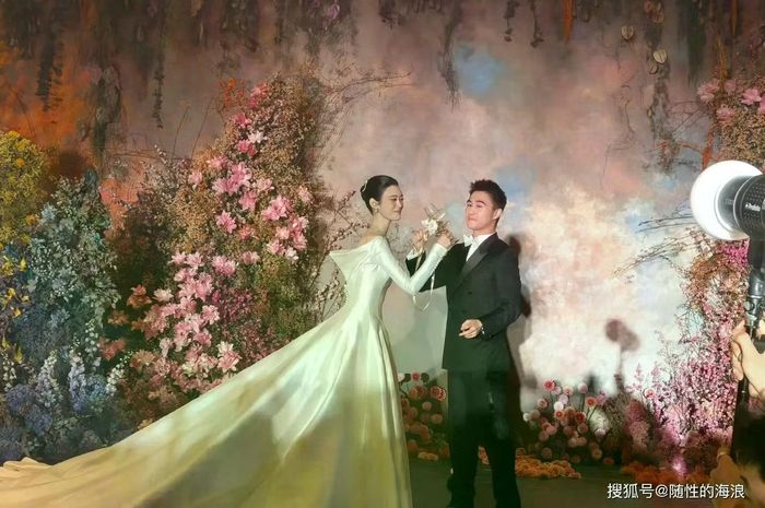 Váy cưới của Hề Mộng Dao là thiết kế riêng từ Dior, mất hơn 600 giờ chế tác thủ công trong 6 tháng để hoàn thiện. Dân mạng cho rằng chiếc đầm cưới cầu kỳ như vậy chỉ mặc một lần là quá tiếc.